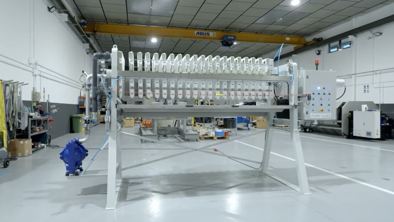 Fotograma de «Filtres premsa: catàleg de maquinària industrial», vídeo corporatiu industrial per a SIGMADAF